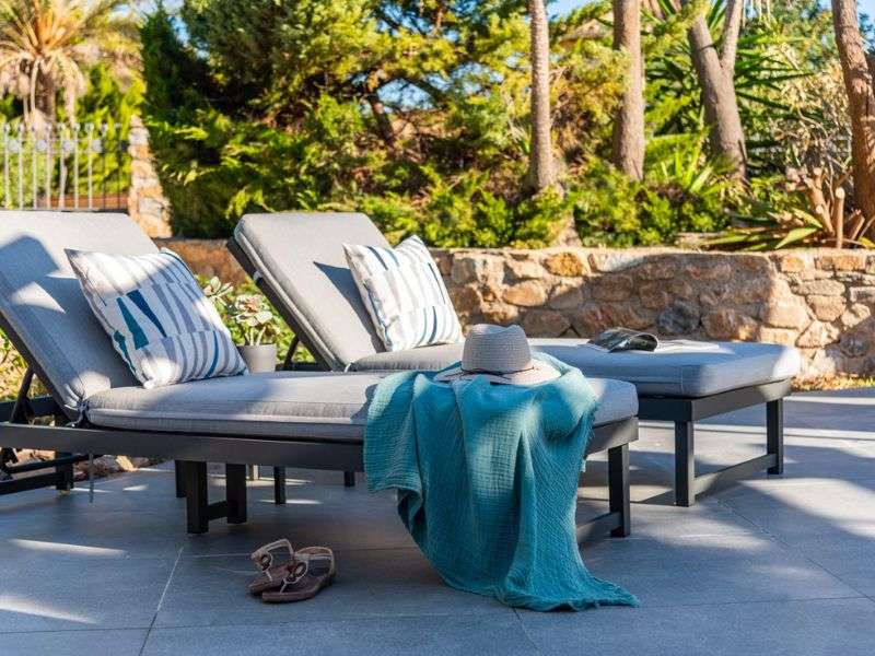 luxury sun loungers (2)