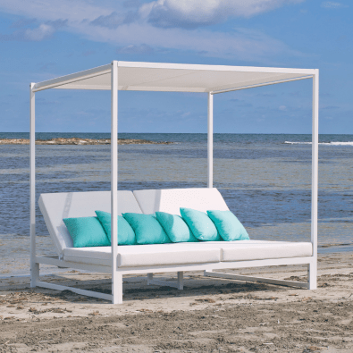 Balinese bed without curtains